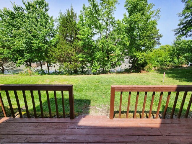 Building Photo - End Unit Townhouse in Chimny Hill