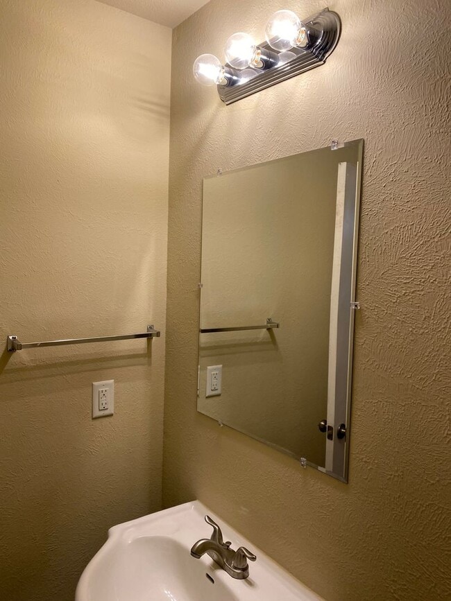 Building Photo - 509 S Bowen Rd