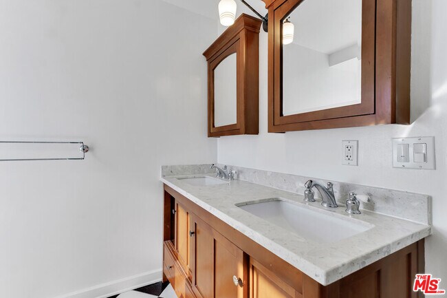 Building Photo - 6117 Glen Holly St