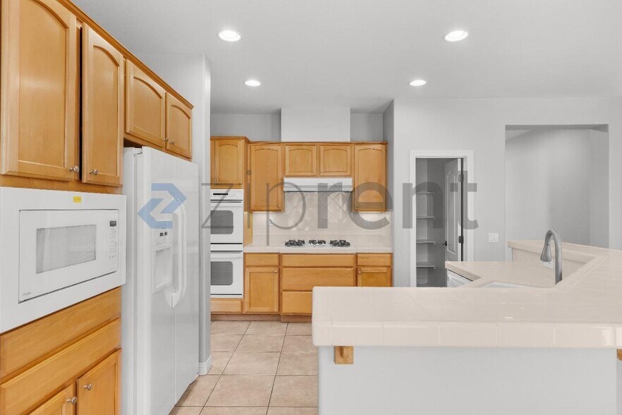 Building Photo - Unit