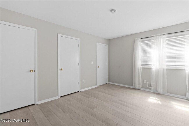 Building Photo - 601 Mistletoe Ave