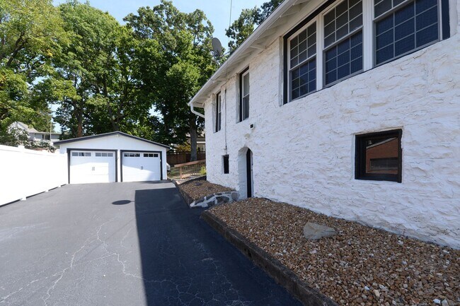 Building Photo - 354 Frieda Ave