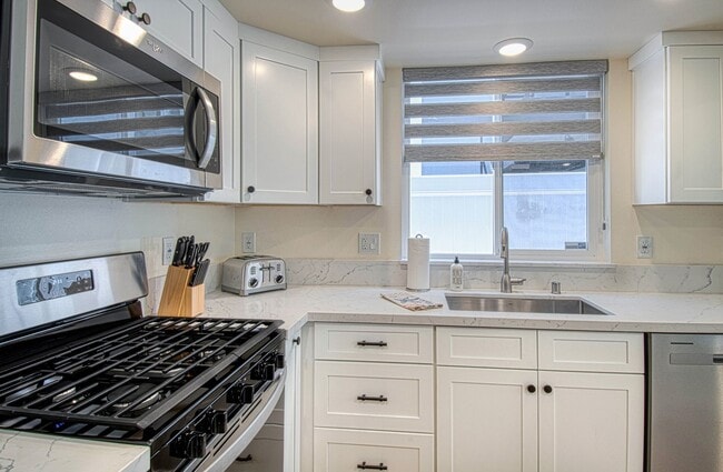 Building Photo - 5008 Seashore Dr