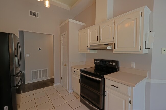 Building Photo - 1915 Sunrise Dr