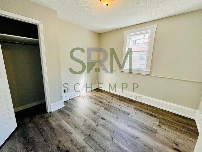 Building Photo - 2 Bedroom house in West Louisville- Section 8 accepted