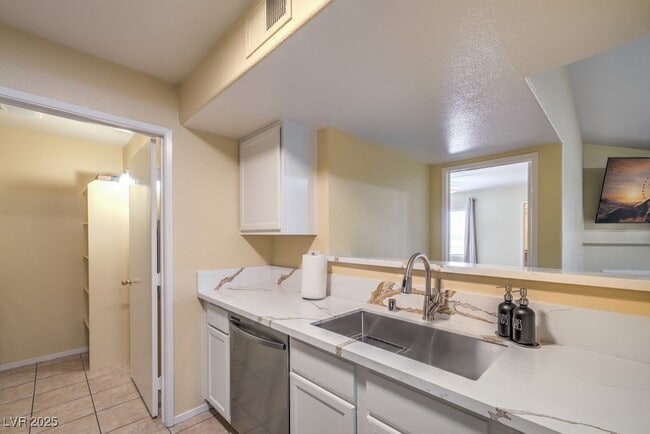 Building Photo - 950 Seven Hills Dr