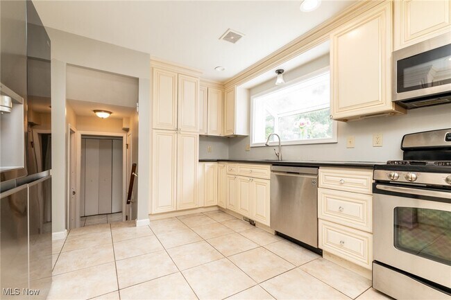 Building Photo - 25035 Penshurst Dr