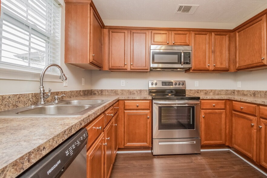 Building Photo - 132 Berele Shepsele Ln