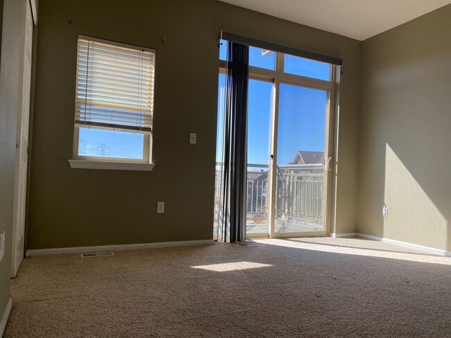 Building Photo - Large 2 Bedroom 2 Bath Townhome in Sterlin...