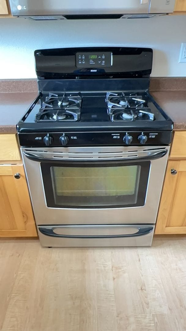 Building Photo - Sunny 3 Bedroom, 2 full bath w/Solar and B...