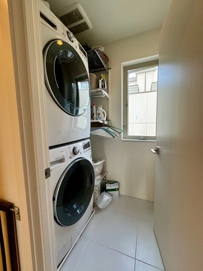 Building Photo - Ballard Townhome