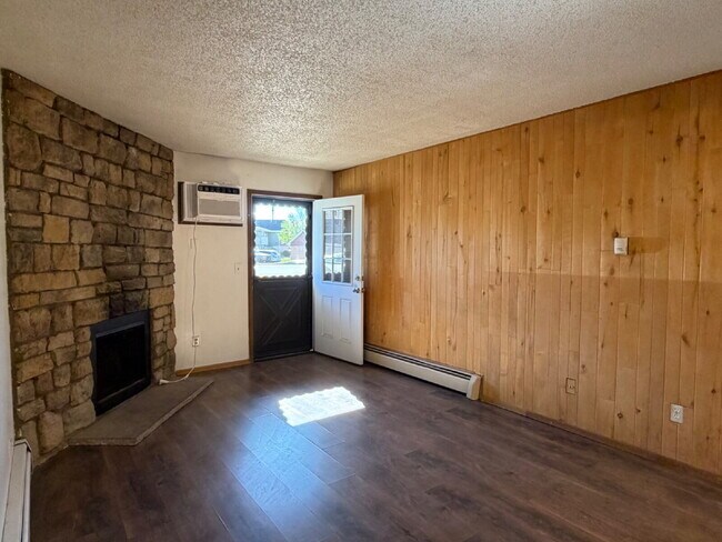 Building Photo - Ground Level 1 Bedroom/1 Bathroom Condo Located In Gated Oak Park Community! (Available Immediately)