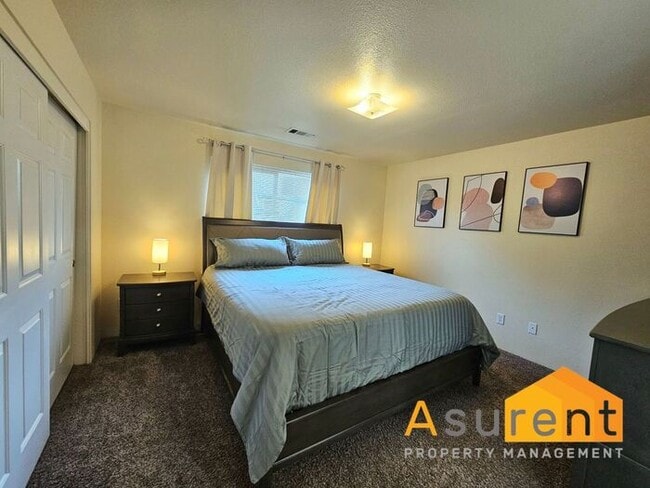 Building Photo - Charming Fully Furnished Home located in the vibrant city of Medford!