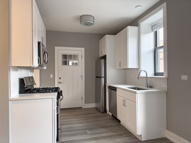 Building Photo - 3946 N Janssen Ave