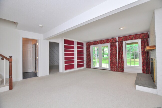 Building Photo - 8 Dickinson Ct