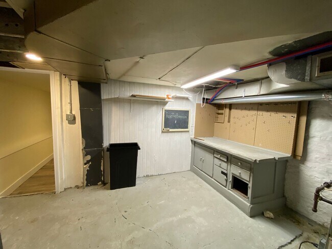 Building Photo - 2BR House with off street parking!