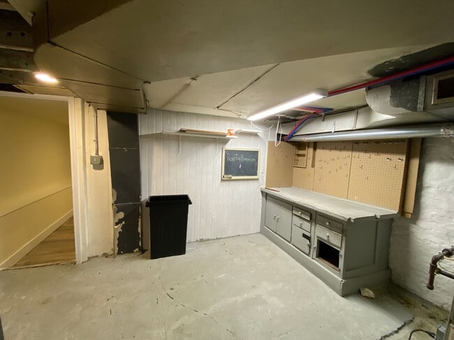 Building Photo - Spacious 2BR House with off street parking!