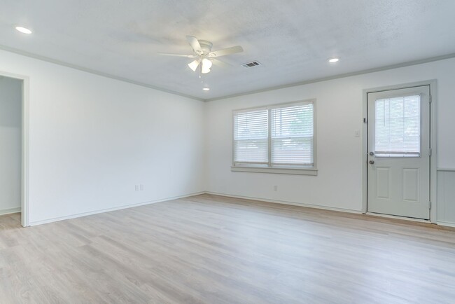 Building Photo - Adorable 4 Bed 2 Bath In Maxey Park!