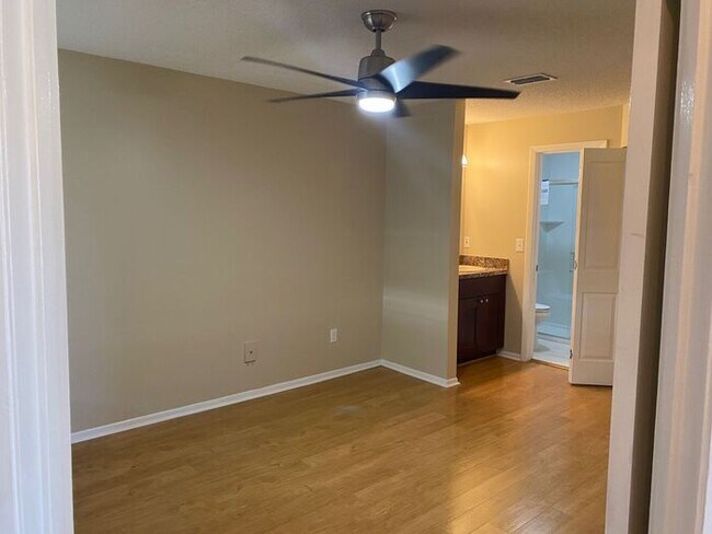 Building Photo - RENT SPECIAL-Regency Park at Lake Mary Corner Unit with Wrap-Around Balcony!