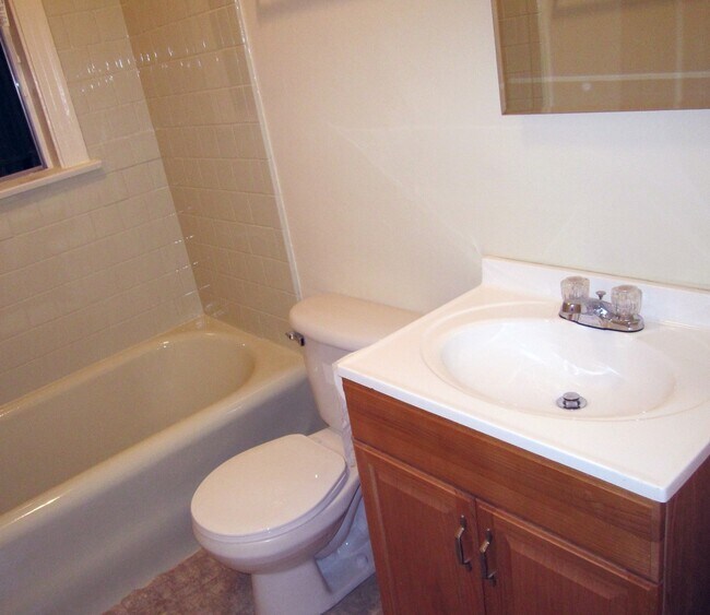 Building Photo - 507 Loma Dr