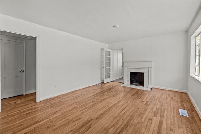 Building Photo - 2 Bedroom 1 Bath For Rent-7840 8th Ave S, Birmingham, AL 35206 (South East Lake Area)