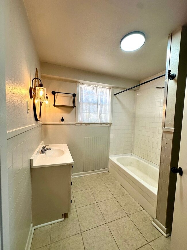 Building Photo - JANUARY MOVE IN SPECIAL!!!  1/2 OFF 1st Month's Rent