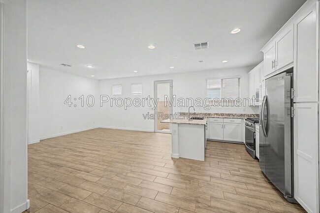 Building Photo - 3241 E Malibu Dr