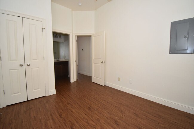 Building Photo - Hidden Oaks Apartments