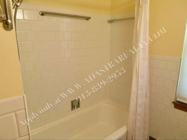 Building Photo - Beautiful 3 Bed/1 Bath Home in KCMO-Availa...