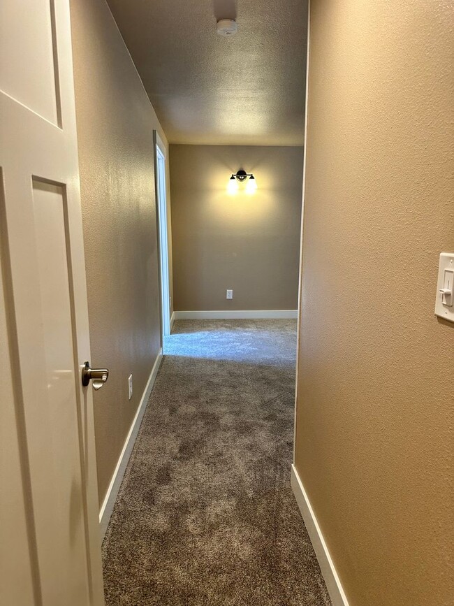 Building Photo - 3 Bedroom Home For Rent