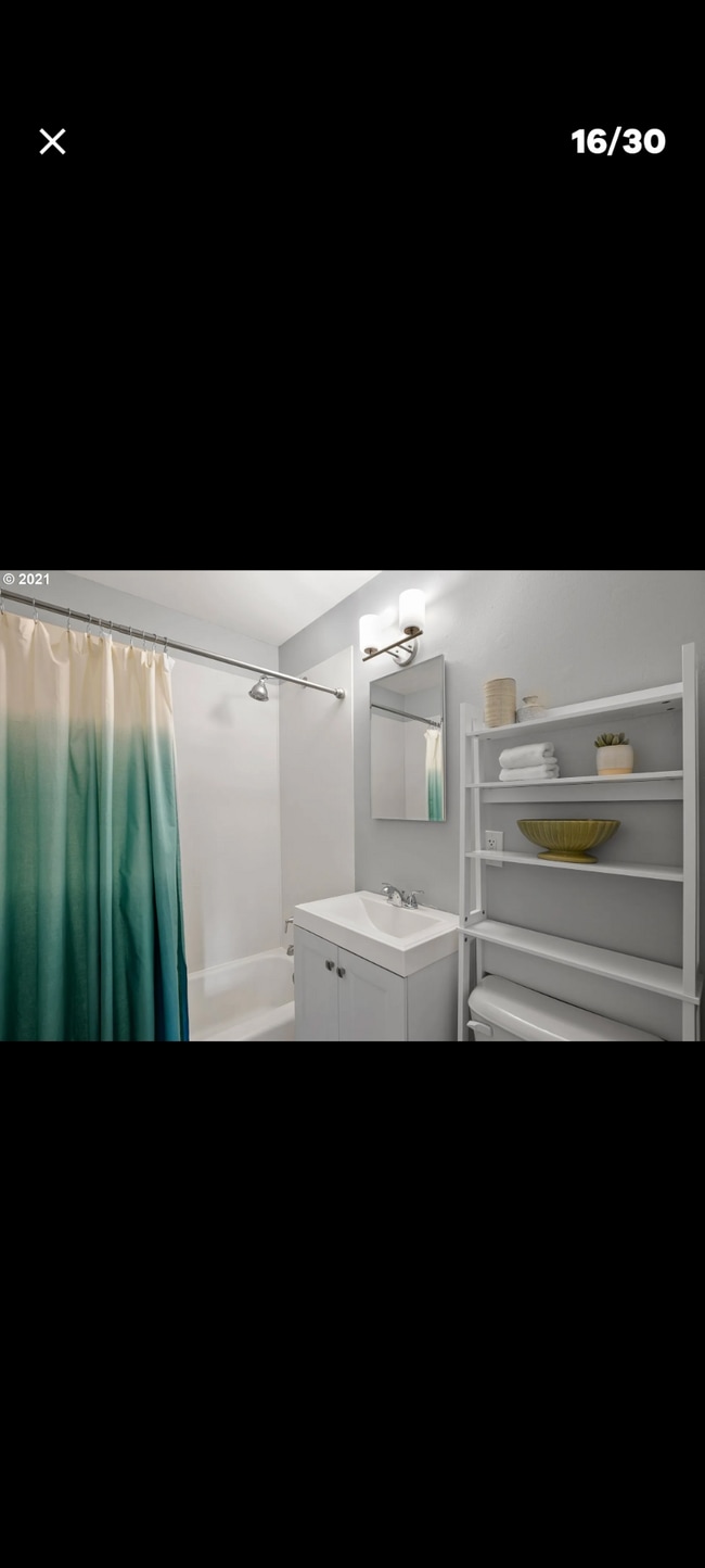 Building Photo - 12717 SE Gladstone St