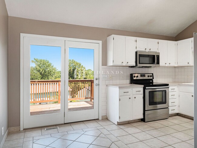 Building Photo - Millard 3 Bed / 2 Bath Split Entry