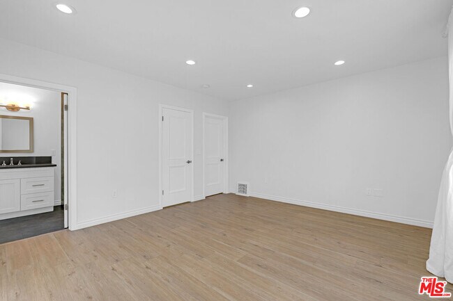 Building Photo - 621 N Bedford Dr
