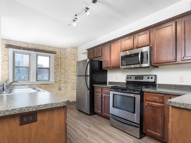 3 Bed / 2 Bath - 1,500 SF - Kitchen - Albion