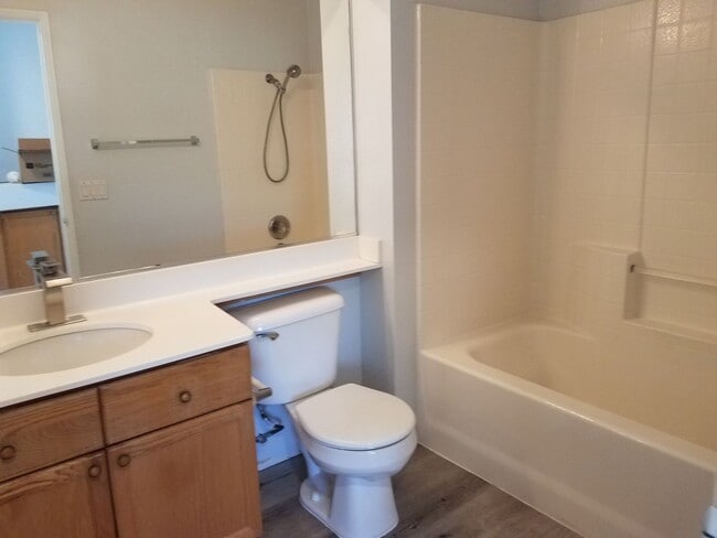 Building Photo - Nicely Renovated Home in Gated Community -...