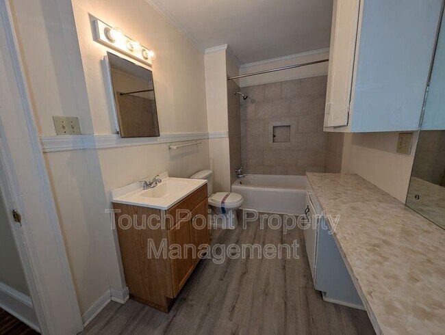 Building Photo - 476 Spring St SW