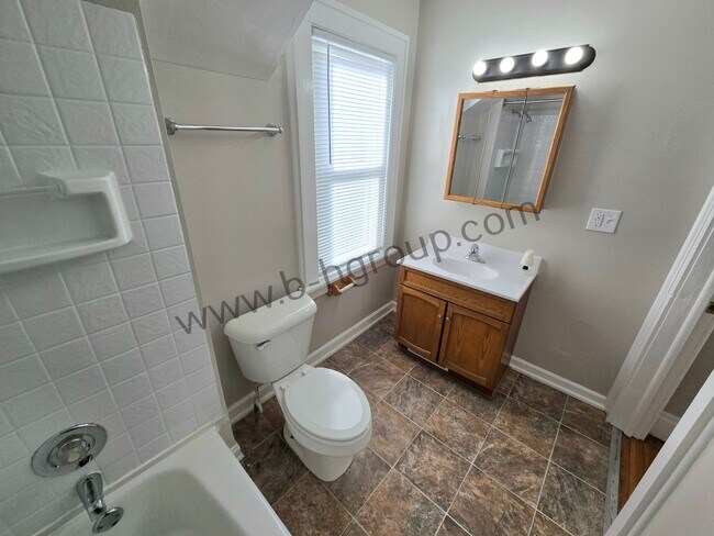 Building Photo - Spacious Single Family Home