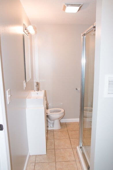 Building Photo - 809 Diamond Ct