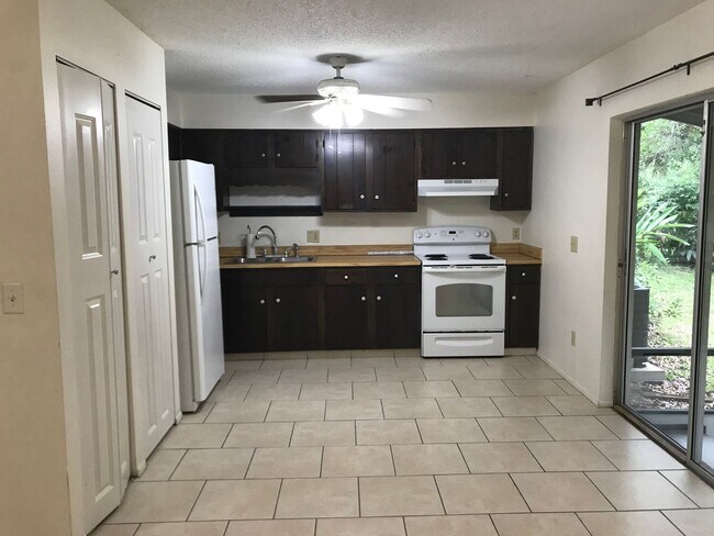 Building Photo - 2200 Pine Hill Pl