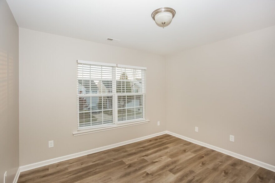 Building Photo - 4635 Abercromby St