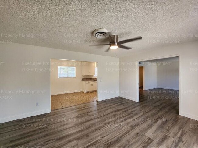 Building Photo - 3 bedroom/ 2 bathroom home located near th...