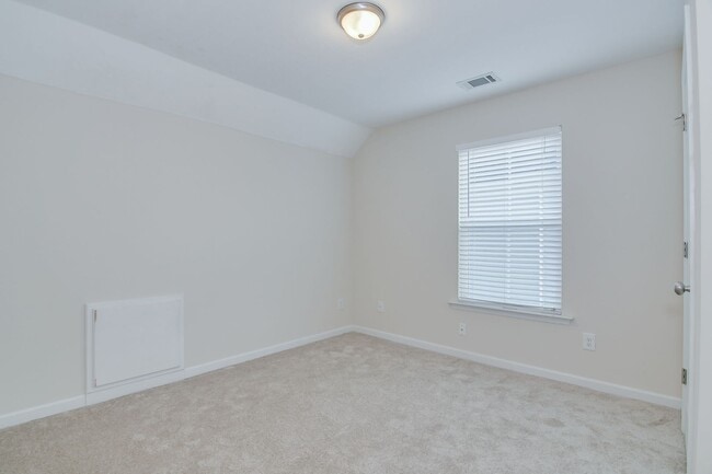 Building Photo - 703 Sycamore Ct