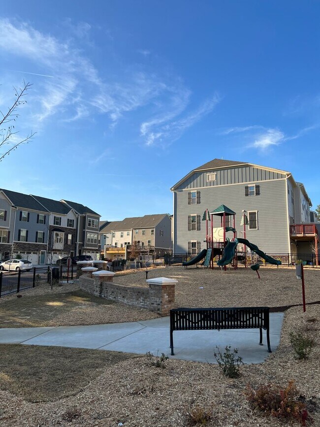 Building Photo - Beautiful End-Unit Townhome
