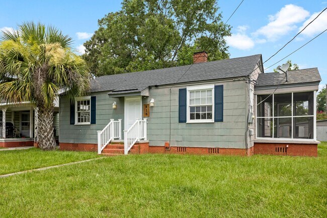 Primary Photo - 3 bedroom, 1 bath home close to Gulfstream...