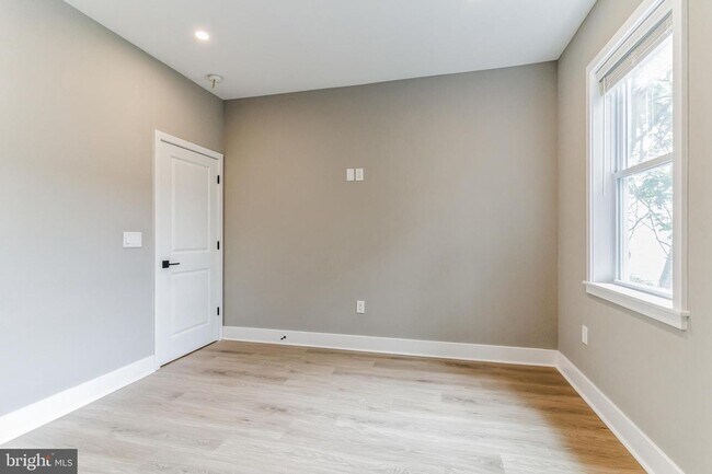 Building Photo - 2710 Latona St