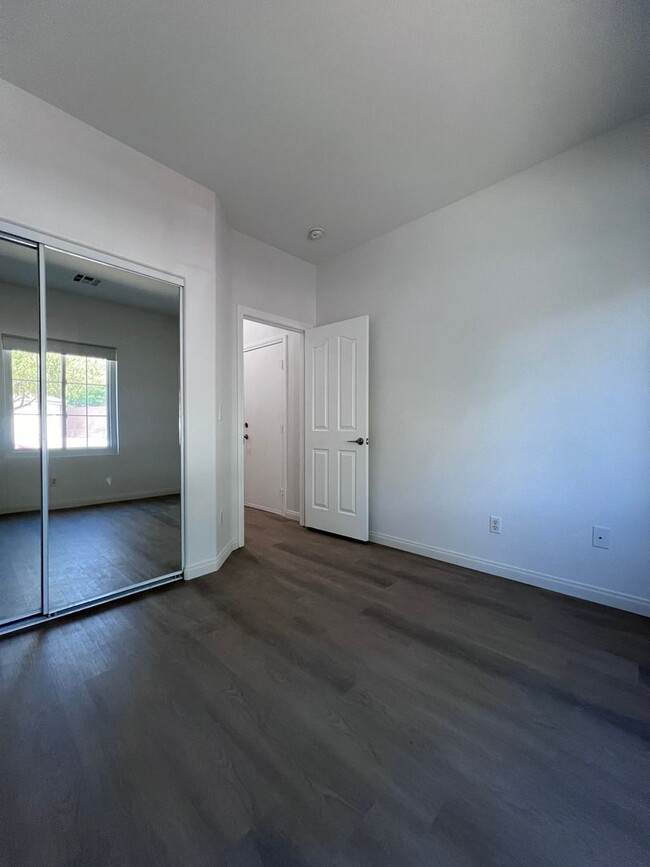 Building Photo - Stunning 4-Bed 3 Car Garage Gated Single S...