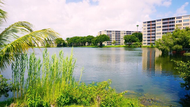 Building Photo - 1651 NE Miami Gardens Dr