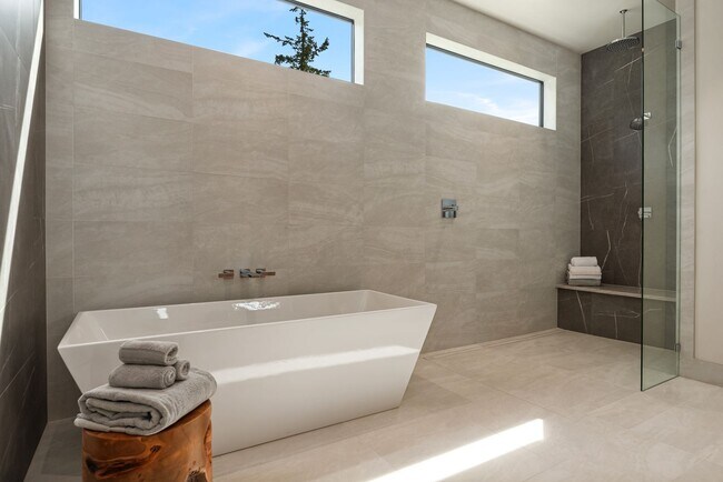 Building Photo - 7Bd/6Ba Bellevue Home