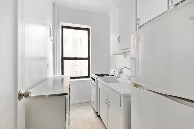 Building Photo - 157 W 79th St