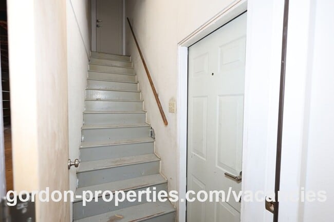 Building Photo - Saint Helens OR - newly renovated 1 bedroom apartment